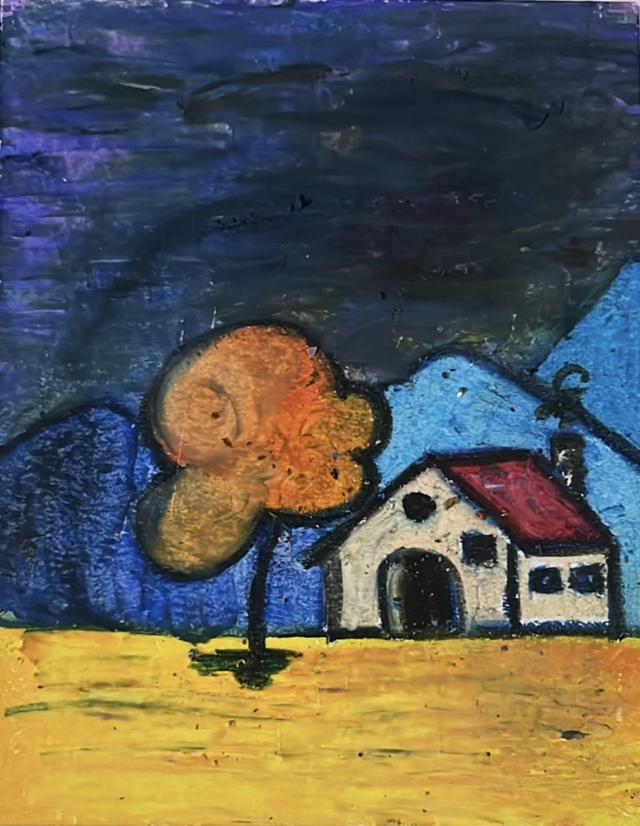 Gece, kırmızı çatılı küçük bir ev, turuncu bir ağaç ve sarı bir tarla. Yağlı pastel.